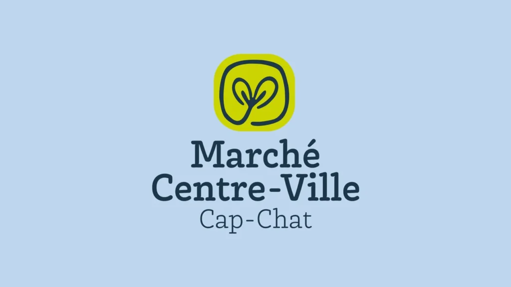 Logo du Marché Centre-Ville, Cap-Chat : une pousse verte dans un carré arrondi vert lime, au-dessus du nom en bleu foncé, sur fond bleu pâle.