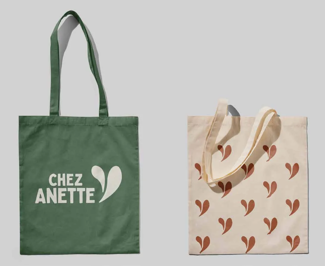 Deux sacs de tissu : l’un vert avec le logo Chez Anette, l’autre à motif de petits cœurs.