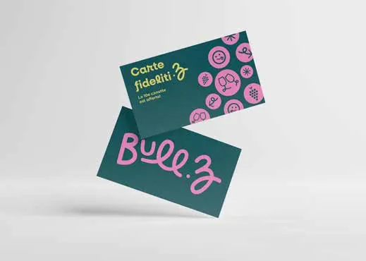 Cartes de fidélité Bull’Z vert sarcelle, avec le logo en lettrage manuscrit rose.