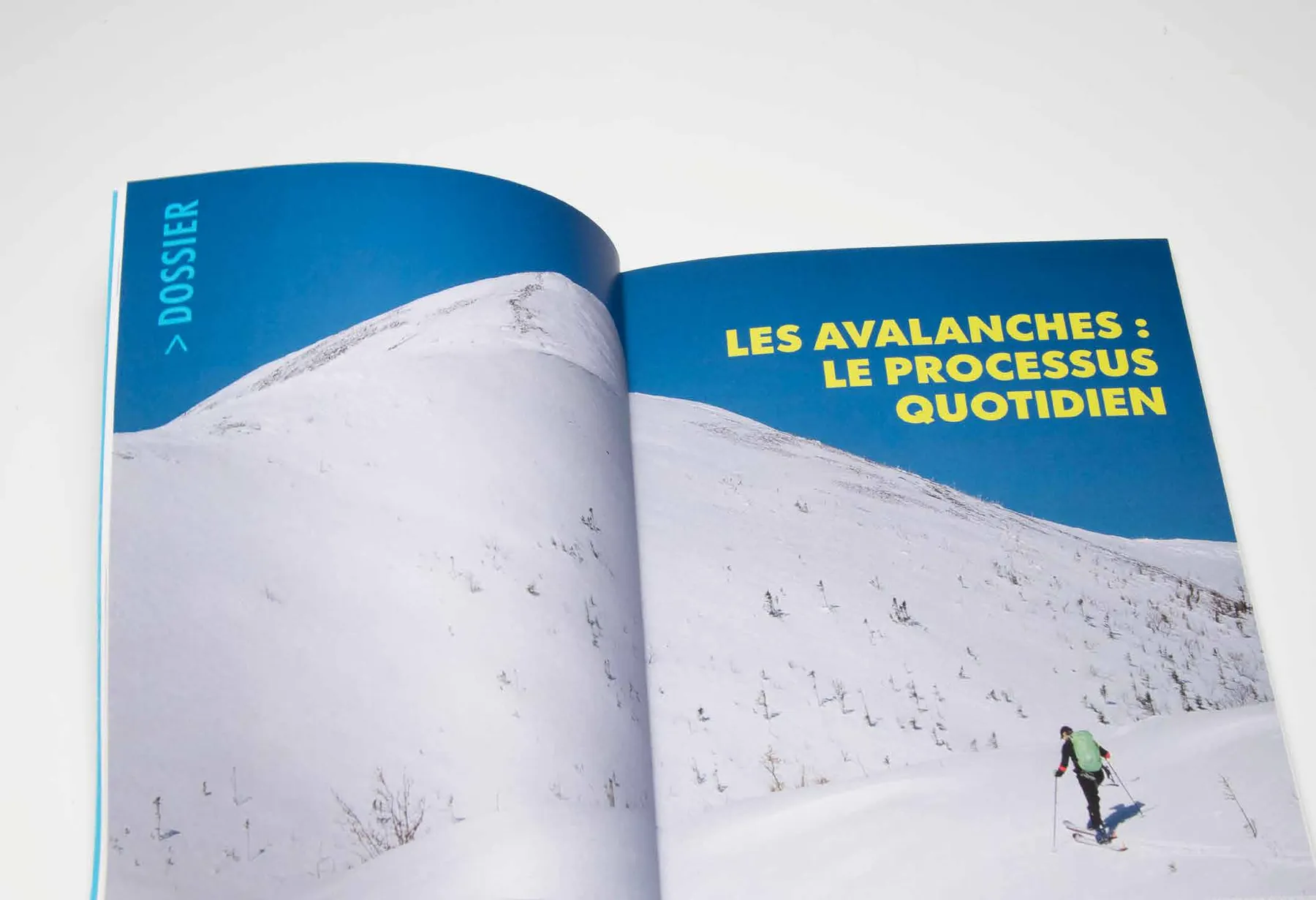 Double page du dossier « Les avalanches : le processus quotidien », sur fond de pente enneigée.